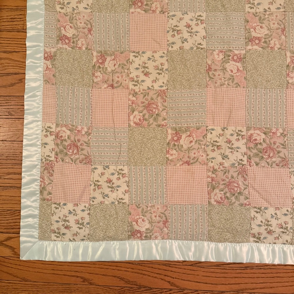 1.a.0.0.7.15 Handmade Patchwork Quilt Floral Gingham Satin Binding Cottage Throw